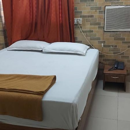 Glitz Hotels Sai Guest House - Nr Inorbit Mall Vashi 纳威孟买 外观 照片