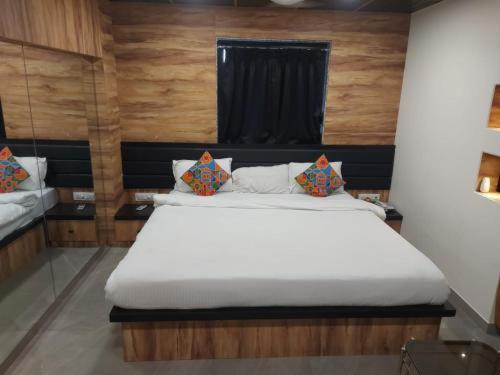 Glitz Hotels Sai Guest House - Nr Inorbit Mall Vashi 纳威孟买 外观 照片