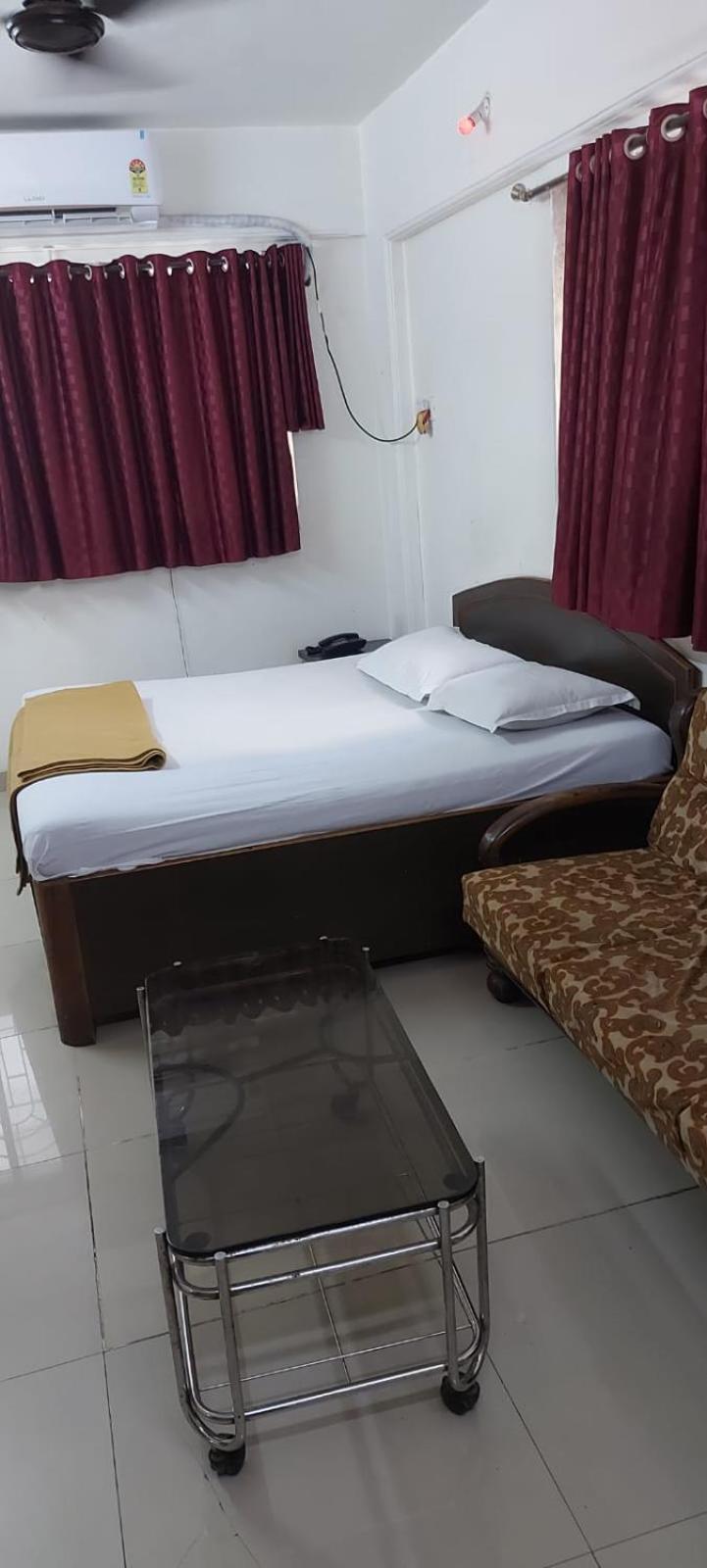 Glitz Hotels Sai Guest House - Nr Inorbit Mall Vashi 纳威孟买 外观 照片