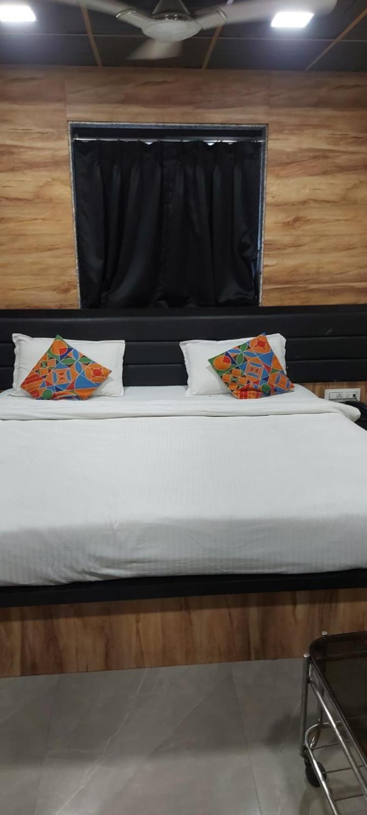 Glitz Hotels Sai Guest House - Nr Inorbit Mall Vashi 纳威孟买 外观 照片