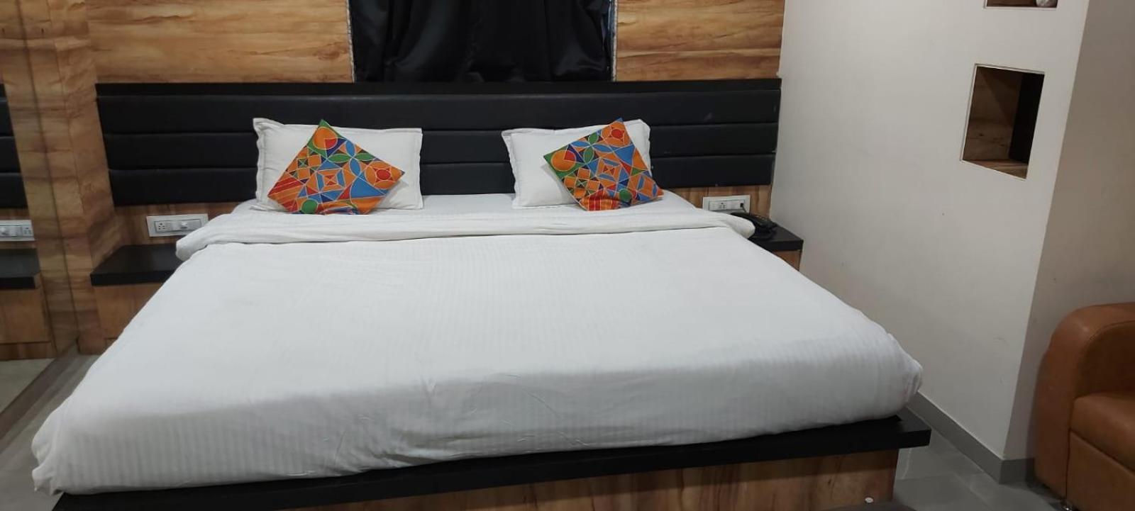 Glitz Hotels Sai Guest House - Nr Inorbit Mall Vashi 纳威孟买 外观 照片