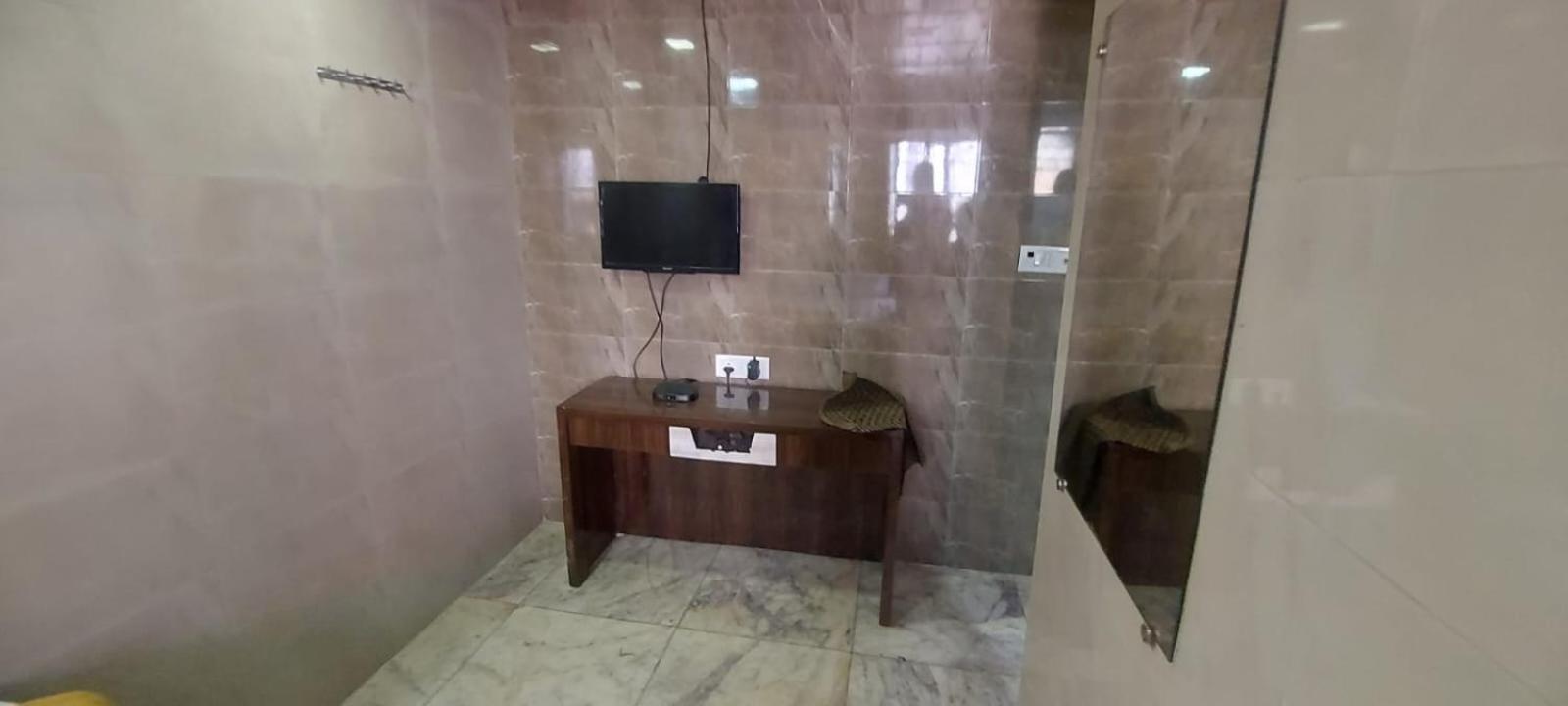 Glitz Hotels Sai Guest House - Nr Inorbit Mall Vashi 纳威孟买 外观 照片